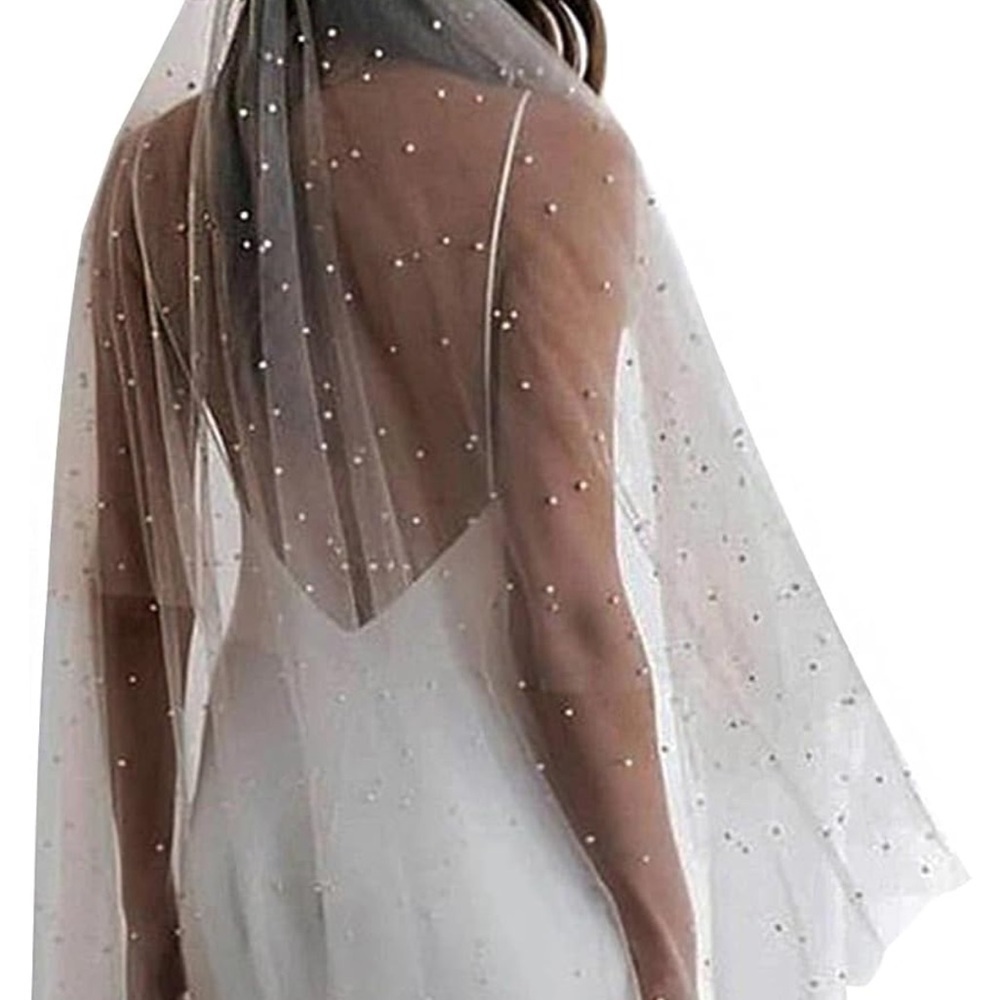 Amazon Elegant White Lace Veil with Comb - Picture 3 of 3